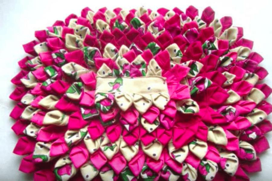You’ll Simply Have To Have This Amazing Floor Mat She Makes Out Of Old Clothes!