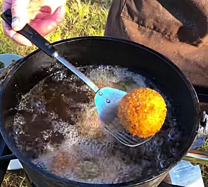 make scotch eggs with bread crumbs and sausage