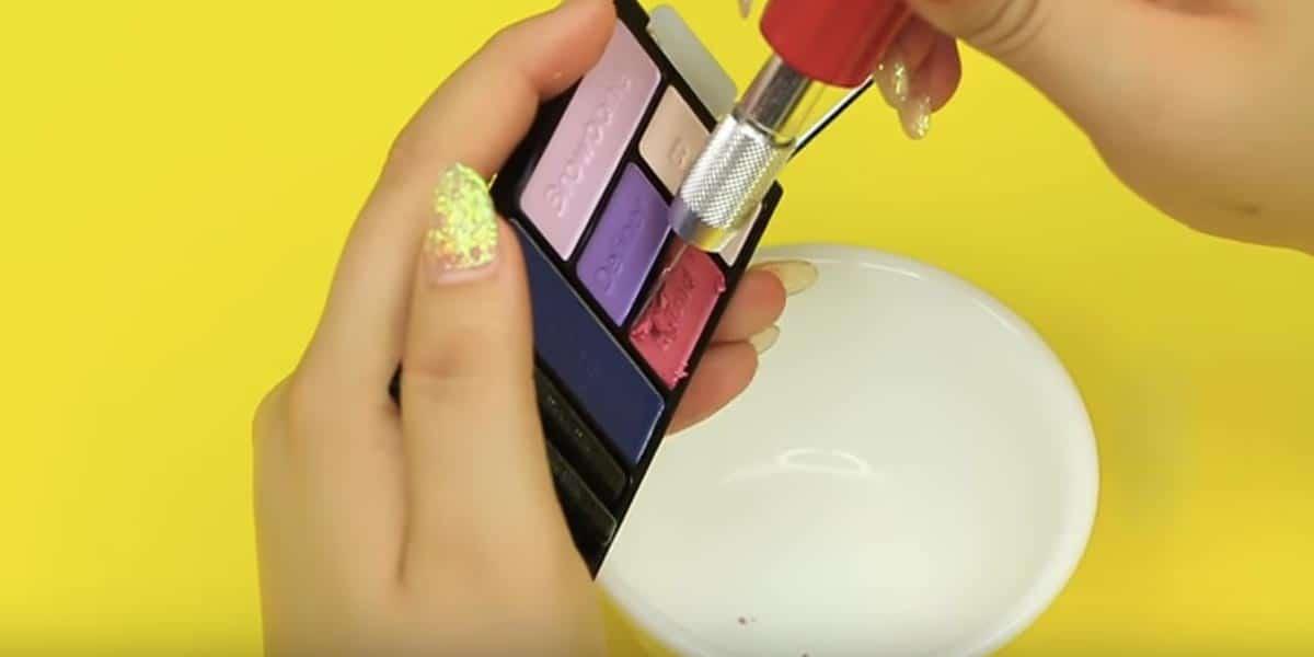 She Scrapes Cheap Eyeshadow Into A Bowl, But What She Does Next Will Surprise You!