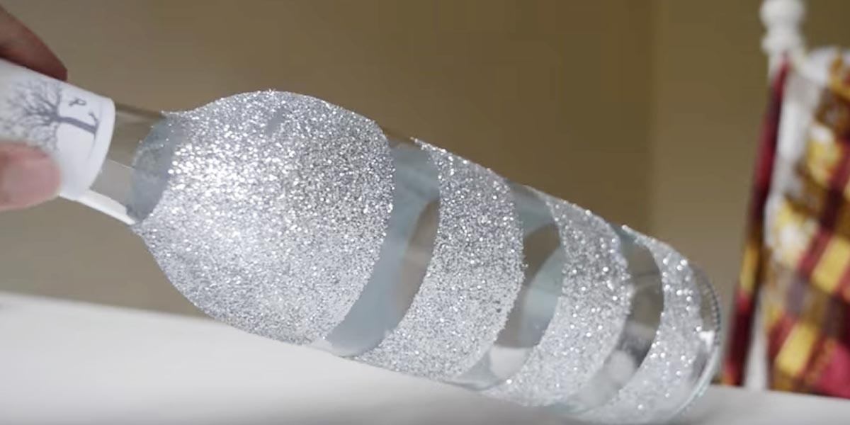 She Makes A Stunning New Year’s Eve Decoration With Glitter And A Champagne Bottle!