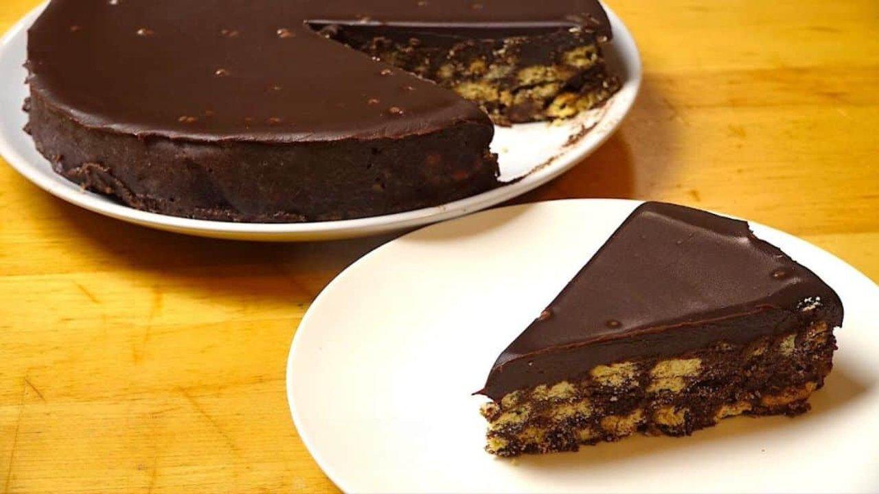 No bake chocolate crunch cake with a cookie crunch base under a smooth dark chocolate ganache layer, an easy no bake dessert