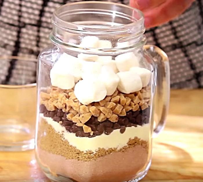 Learn to make a DIY Hot Cocoa in a Mason Jar Gift