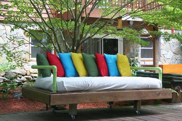 DIY Pallet Furniture Ideas - DIY Pallet Day Bed - Best Do It Yourself Projects Made With Wooden Pallets - Indoor and Outdoor, Bedroom, Living Room, Patio. Coffee Table, Couch, Dini