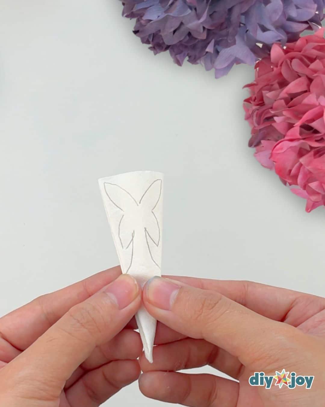 Easy Hydrangea Coffee Filter Flowers — how to make a flower with coffee filters