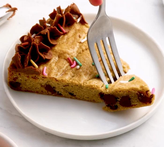How to Make Chocolate Chip Cookie Cake