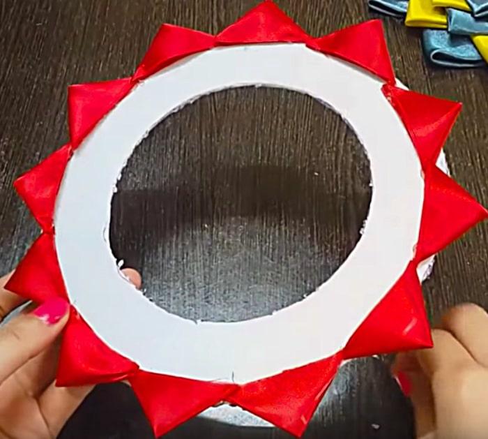 Try to make a DIY Satin Mini Wreath from polystyrene plates