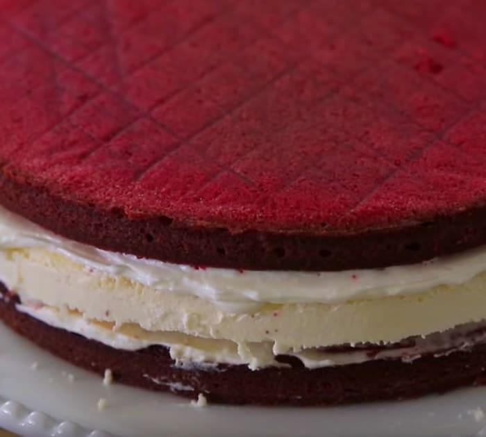 Make a delicious easy red velvet cheesecake