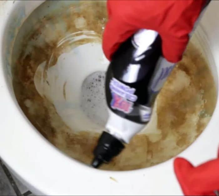 Easy Rusty and Smelly Toilet Cleaning Hack