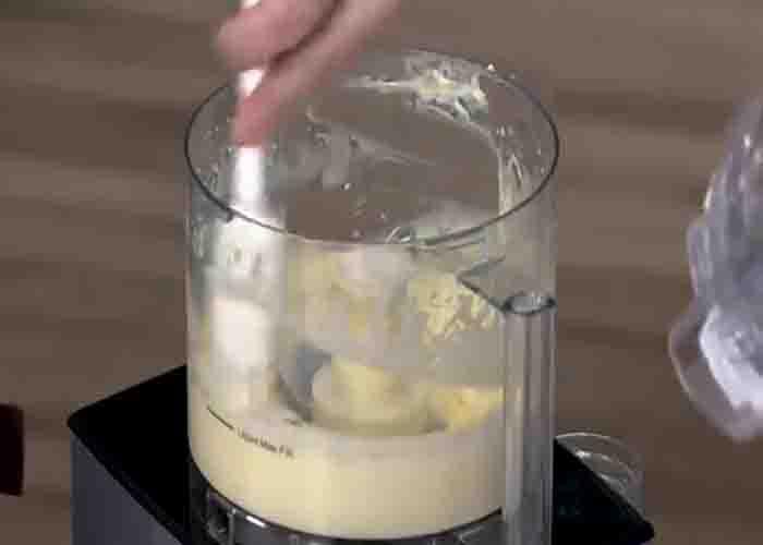 Making the aioli sauce for the torn and fried potatoes