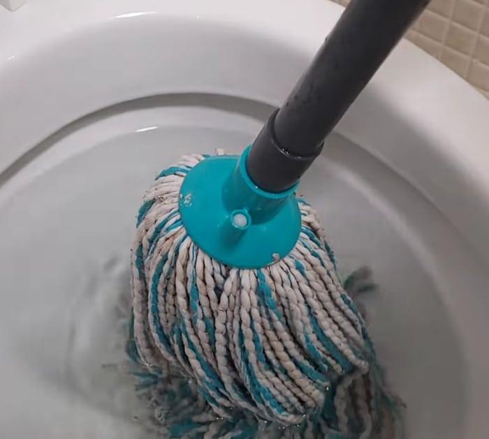 Easy Toilet Unclogging Hack