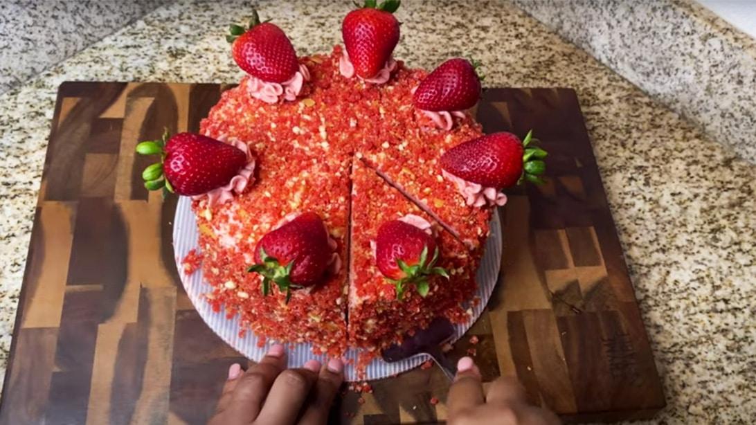 Easy Strawberry Crunch Cake Recipe