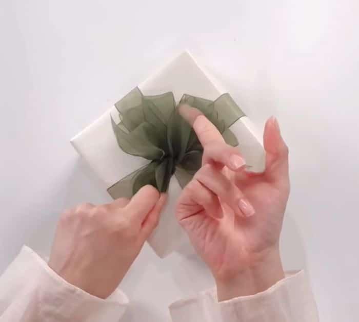 How to Make a Ribbon Pompom Bow Gift