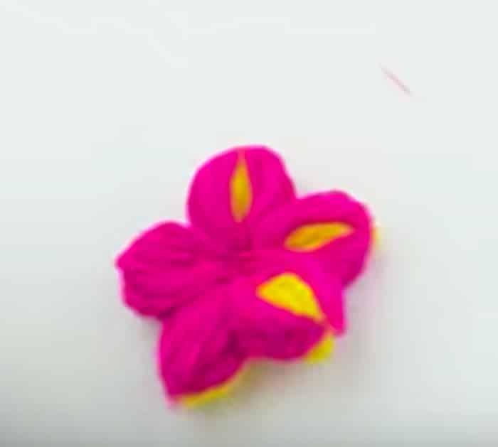 Make a yarn flower using a comb