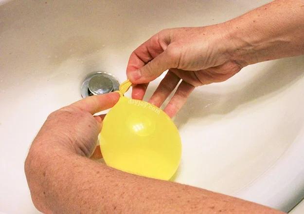 DIY Party Ideas for Drinks - DIY Decorations with Balloons - DIY Frozen Party Balloons for Drink Tub - DIY Projects & Crafts by Sueeye at