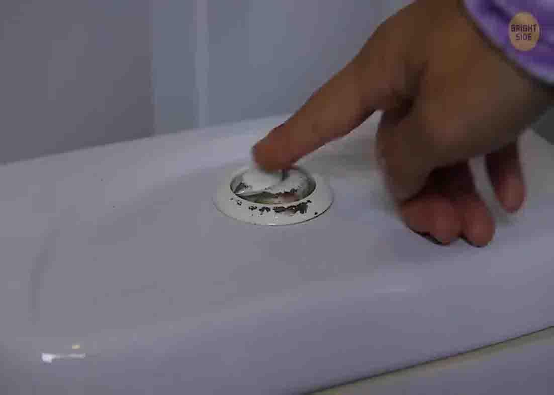 Flushing the toilet the next morning after dropping cloves on it