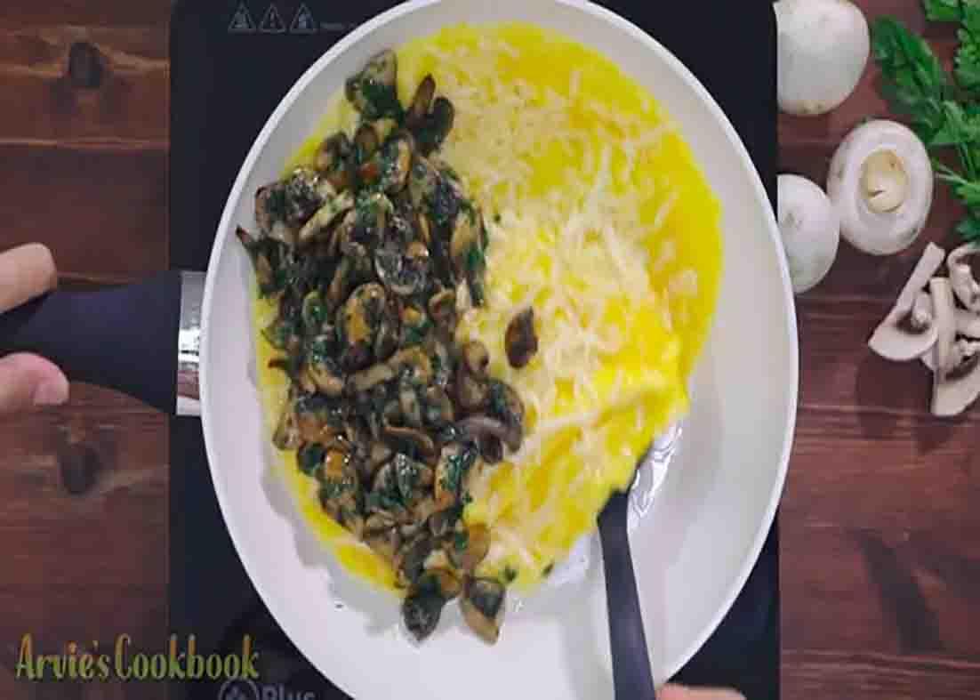 Making the mushroom omelet