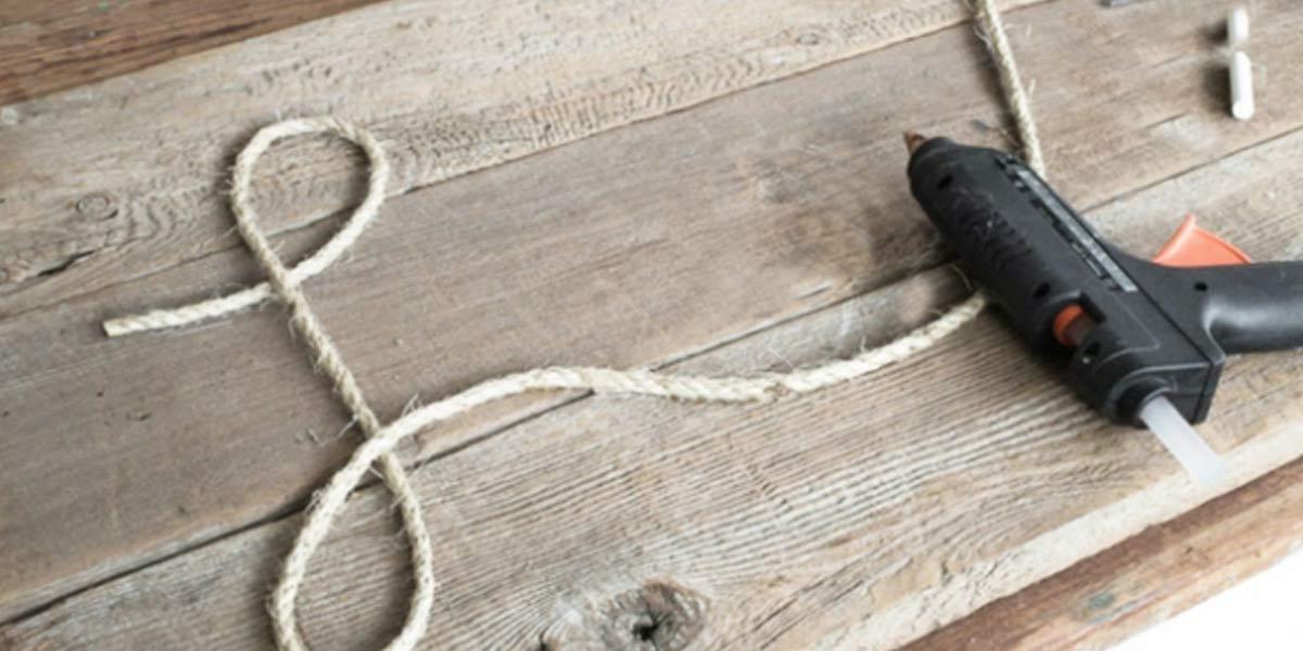 She Glues Rope On Pallet Wood And What She Does Next Is Full Of Rustic Charm!