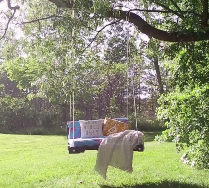 Easy To Make DIY Outdoor Pallet Swing