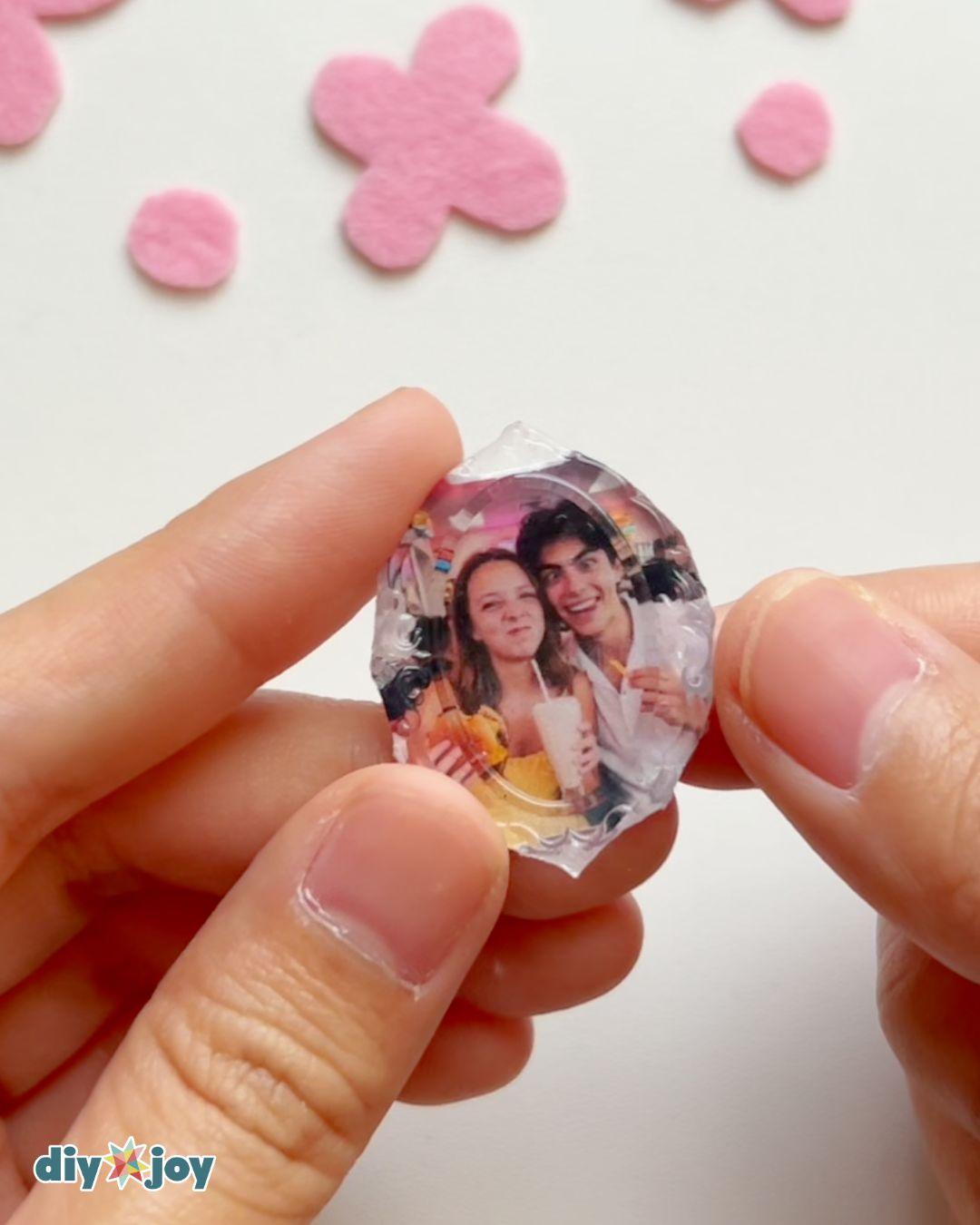 Homemade Mini Hot Glue Photo Frame Magnets — hot glue frames