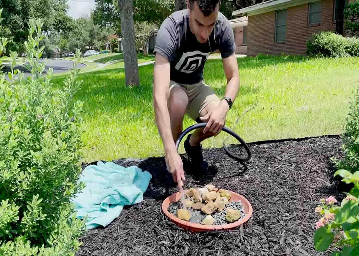 Fill the mini fountain with water.