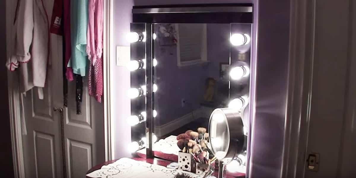 She Makes The Ultimate Hollywood Vanity With All The Lights (Easy And Affordable!)