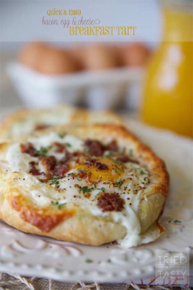 Pin graphic, cream text band above one round golden puff pastry breakfast tart holding a baked egg and bacon