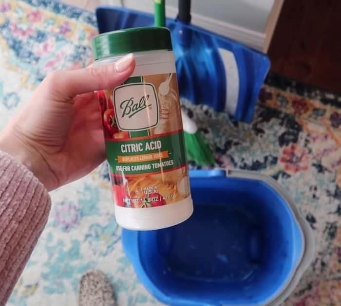 Cheap DIY Glass Cleaner Tutorial