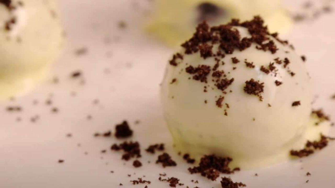 How to Make a 10 Minute, 3 Ingredient Oreo Candy for Christmas
