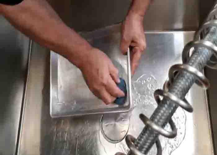 Polishing the sheet pan after cleaning it