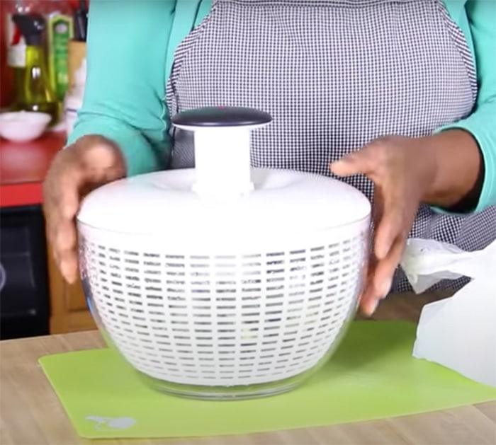 materials to keep salad fresh for days
