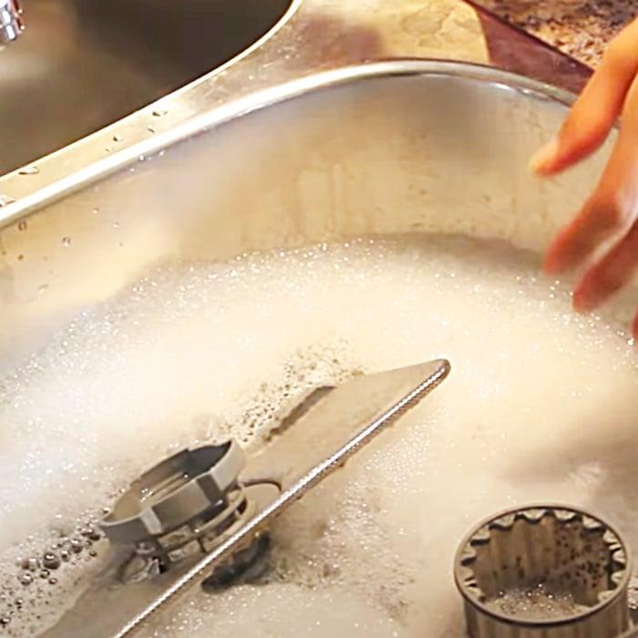 Clean Smells A Dishwasher - DIY Cleaning Ideas - Easy Dishwasher Cleaning Hack