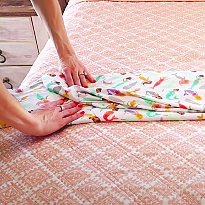 How To Fold A Fitted Sheet - Easy Folding Hacks - Sheet Folding Ideas