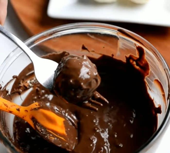 4-Ingredient No-Bake Chocolate Balls Recipe Instructions