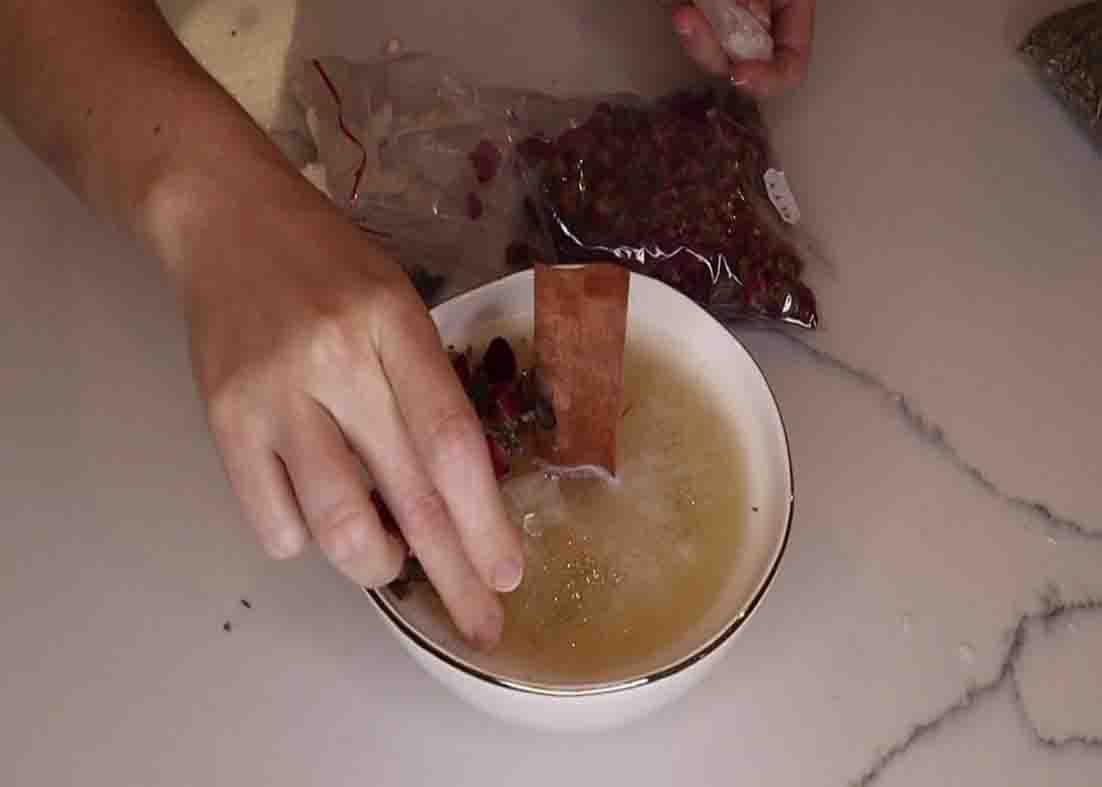 Designing the DIY candle with dried flowers