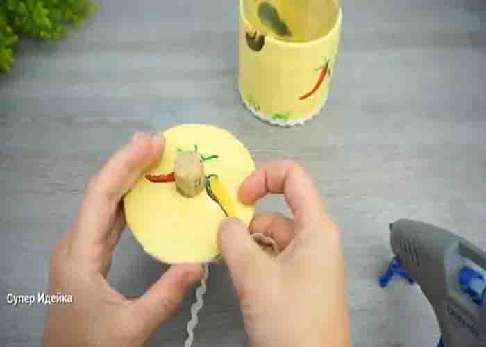 Making the lid of the cookie container