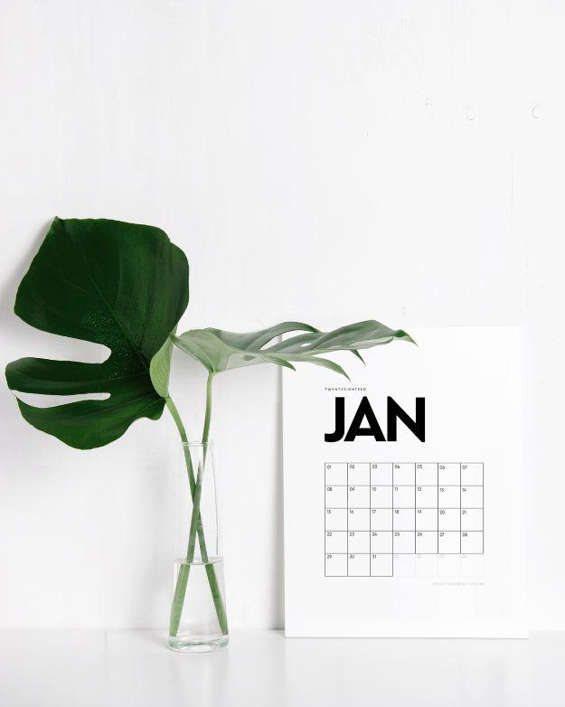 Printable Minimalist Calendar, a fun DIY calendar worth making to start the year off right and an idea worth saving for later