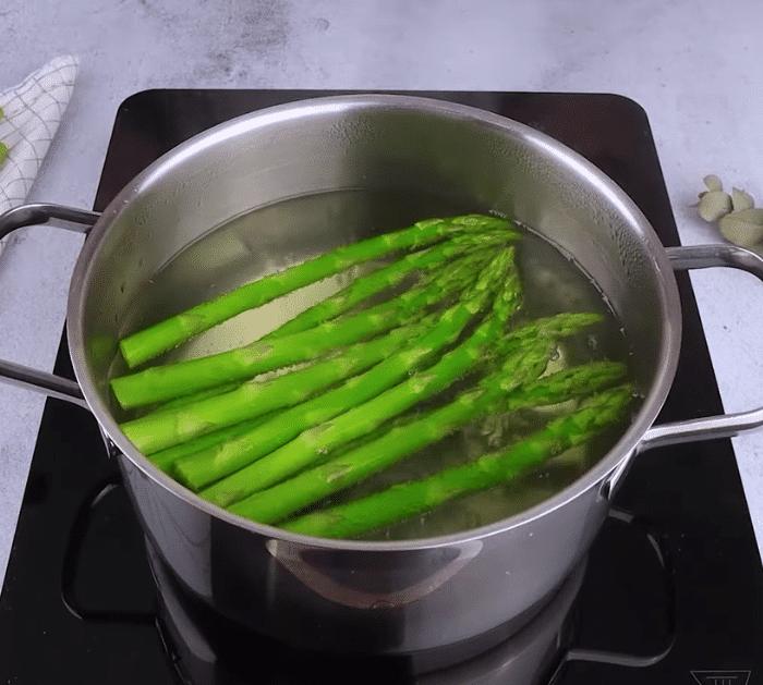 How to Make Bacon Asparagus Pastry Twist