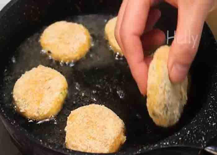 Frying the potato cakes