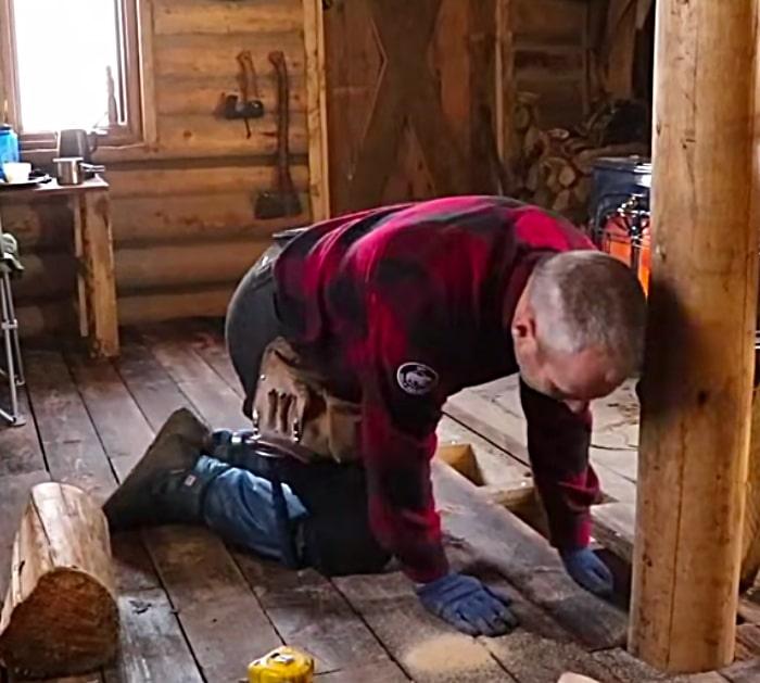 The building of an authentic log cabin using time lapse photography.