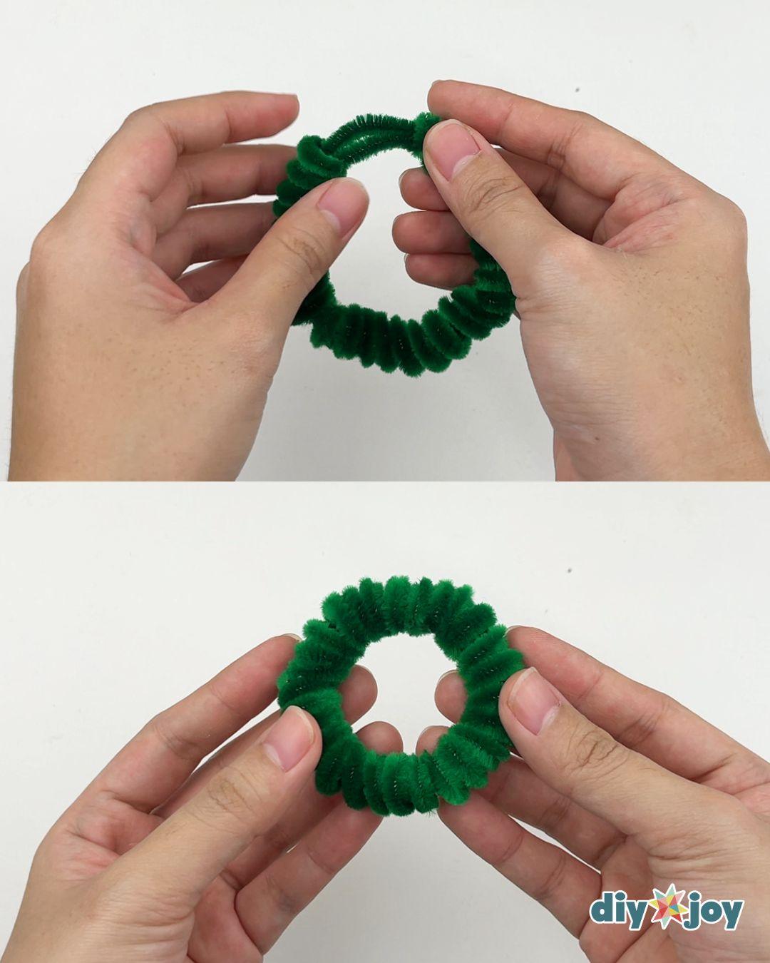 Christmas Ornament Pipe Cleaners — making the wreath