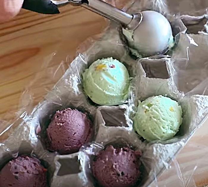 Make ice cream balls in an egg carton for mochi