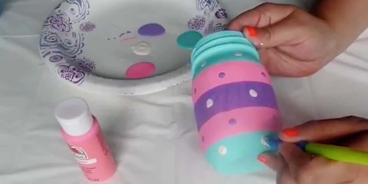 Watch How She Cleverly Paints Mason Jars Like Easter Eggs For Awesome Easter Decor!