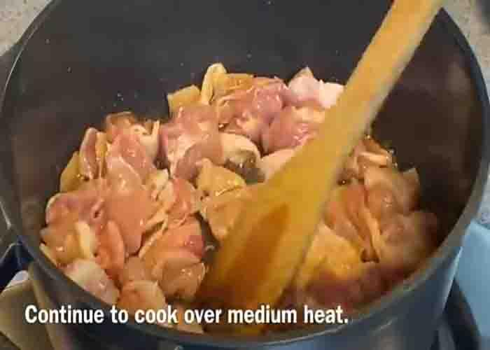 Frying the chicken in sesame oil