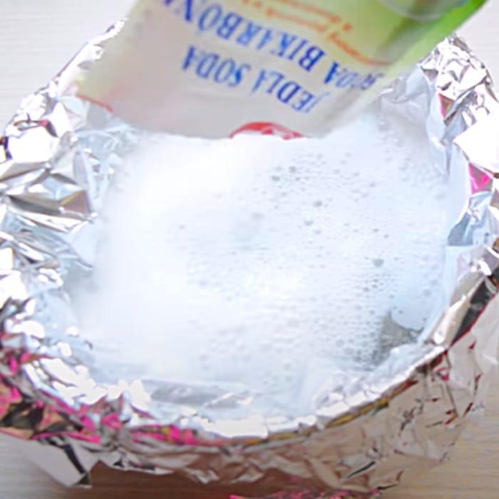 Baking Soda Hacks - Baking Soda Cleaners - Use Foil And Baking Soda To Make Silver Look New Again