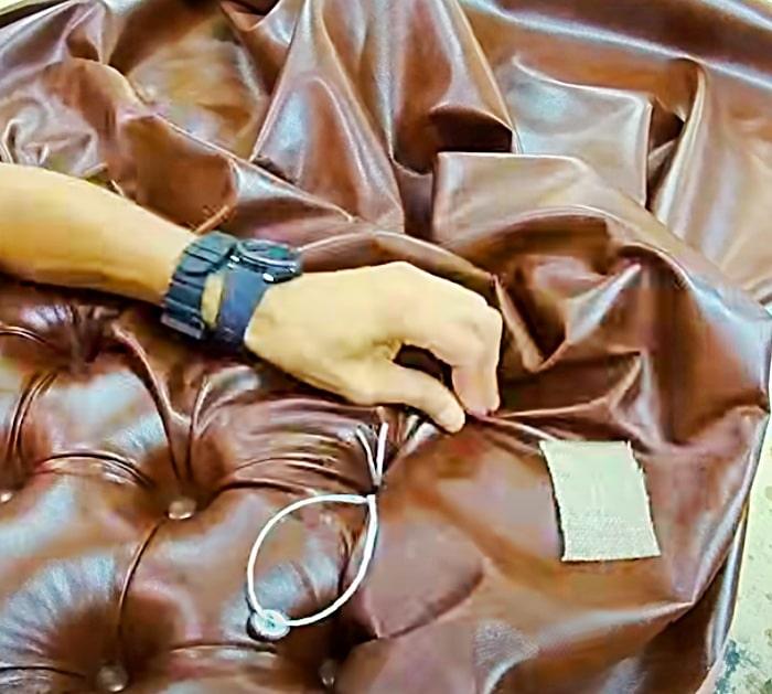 Chesterfield chaise lounge tufting