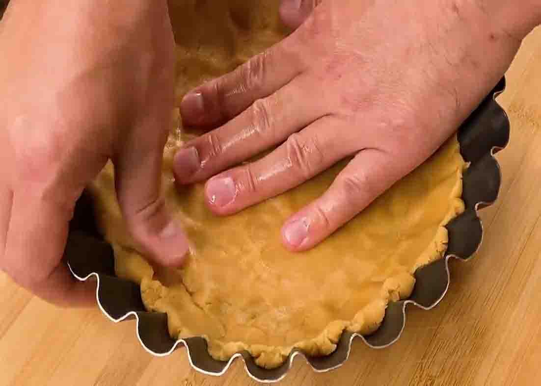 Working the pie dough to the mold for the apple pie recipe