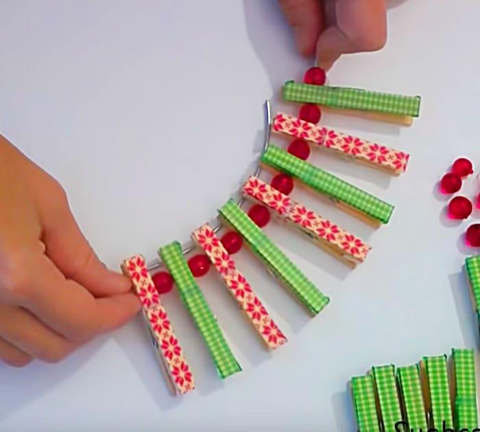 Learn to make a cheap easy quick DIY clothespin wreath for Christmas