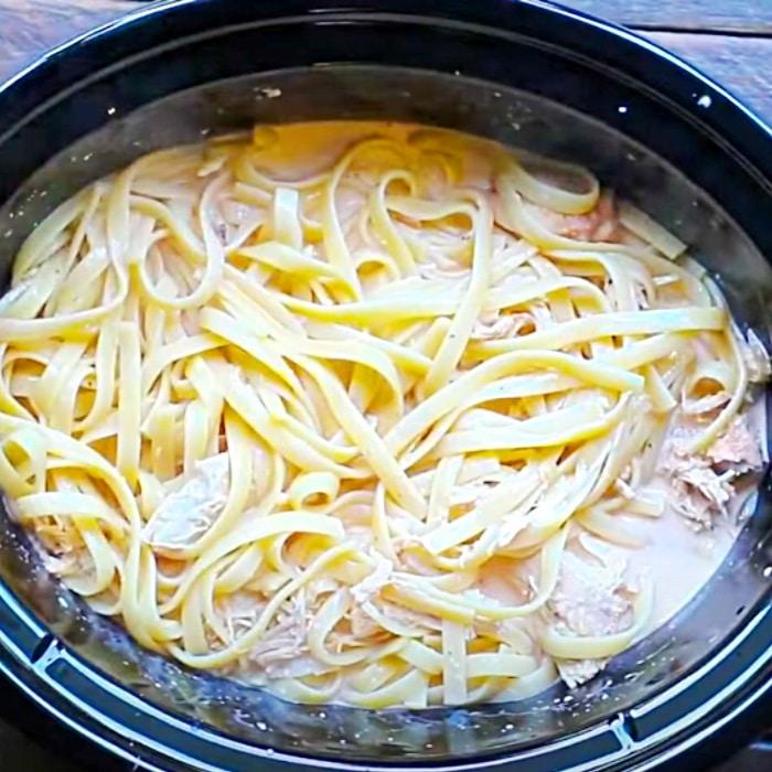 Crockpot Cajun Chicken Fettuccine Recipe - Easy Crockpot Meal Ideas - Cheap Crockpot Recipes