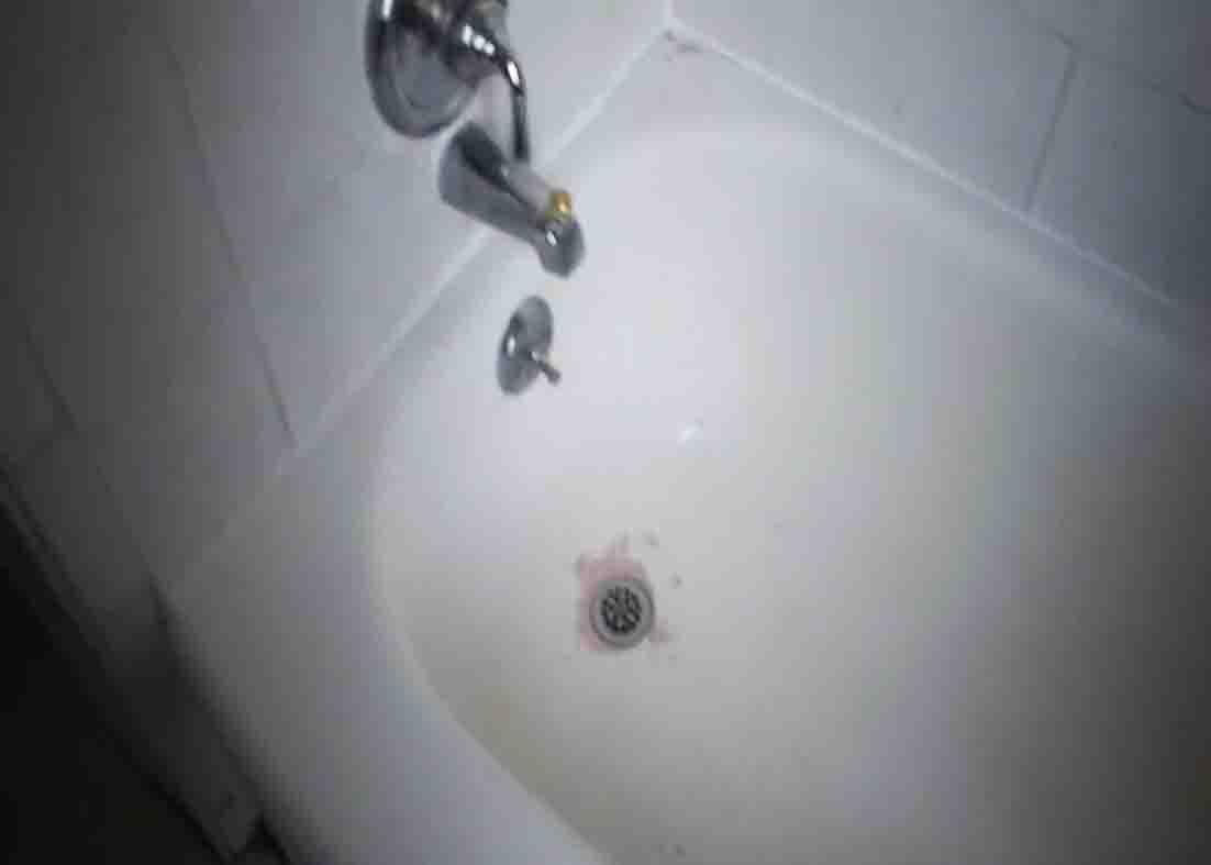 The bathtub has been clean without scrubbing it