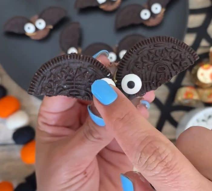 How to Make Halloween Oreo Bats